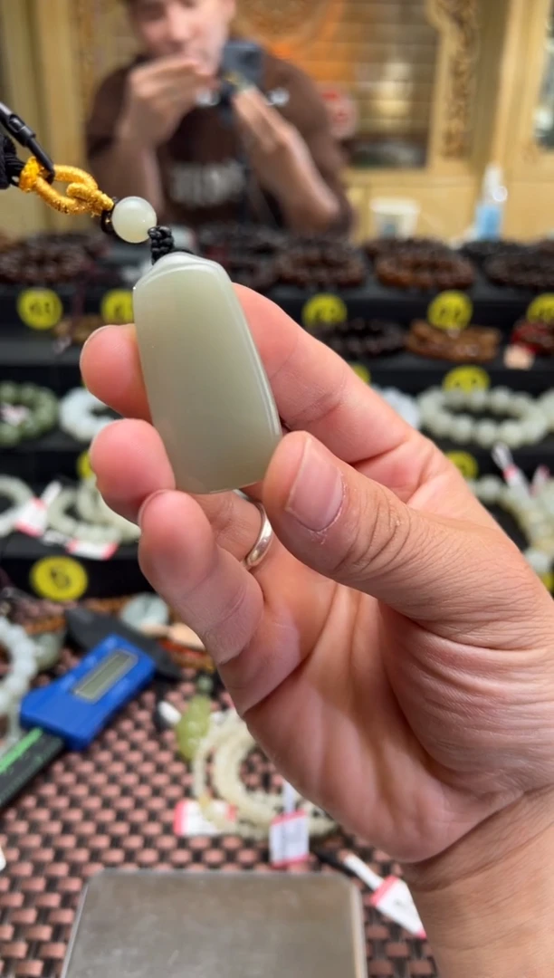 【闪购商品】和田玉吊坠(赠链)未镶嵌且末料青白玉无事牌