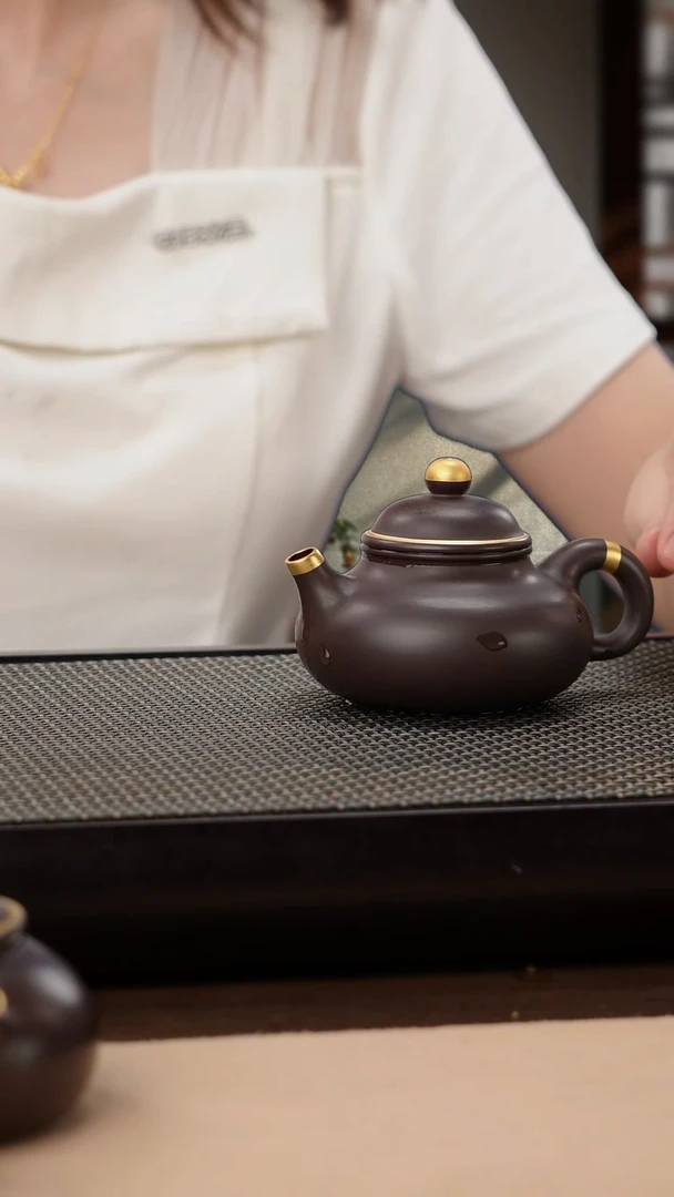 茶壶紫砂四号井茄皮紫泥描金容天150cc