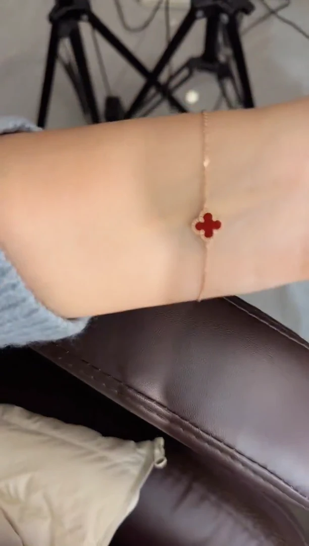 18K金镶嵌手链玛瑙/玉髓小单花