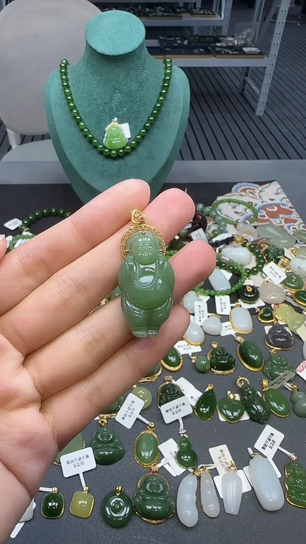 18K金镶嵌和田玉挂件1