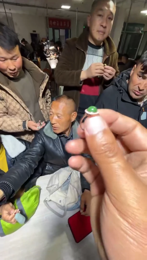 未镶嵌和田玉（糖玉）挂件和田玉