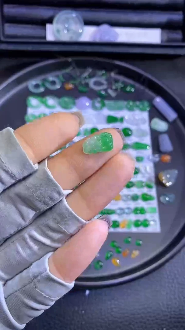 未镶嵌挂件翡翠花