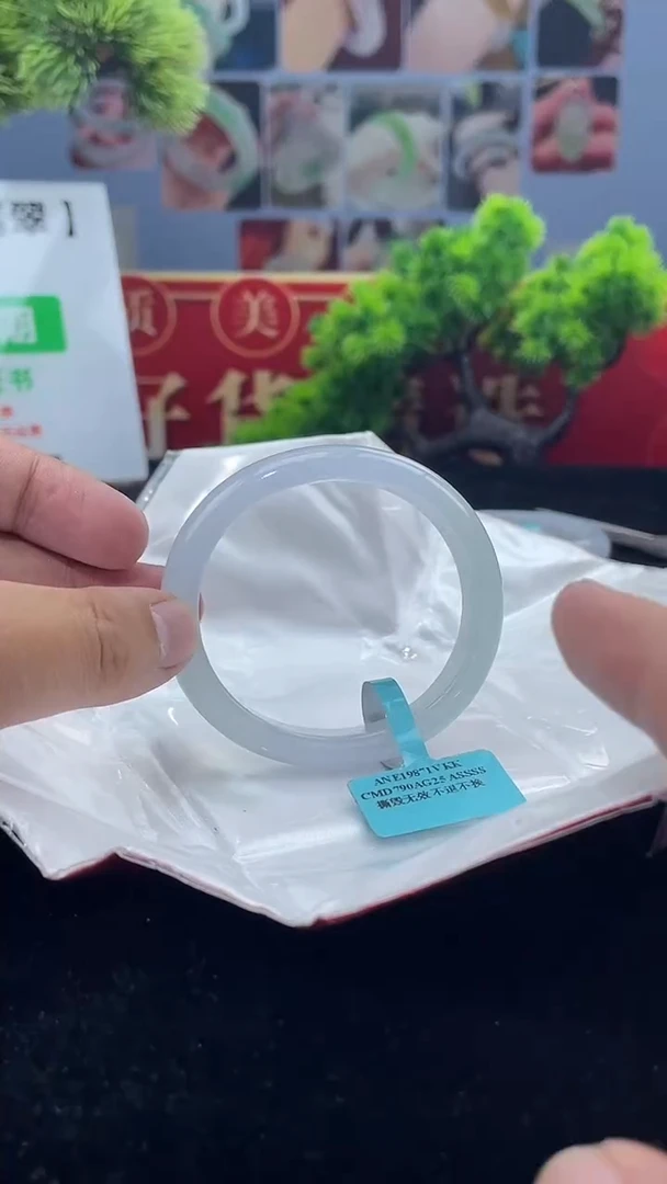 【闪购商品】翡翠手镯（贵妃镯）未镶嵌1            