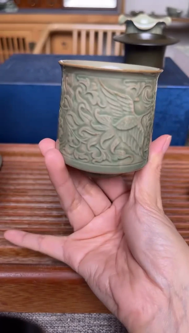 瓷器秘色凤穿牡丹束口杯 微瑕