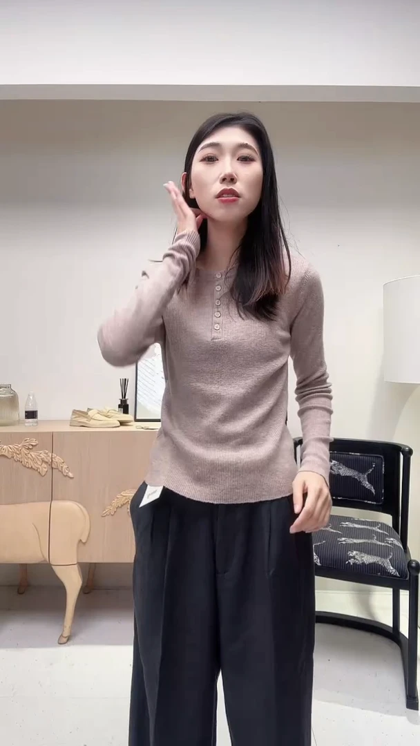 浅灰色圆领打底衫