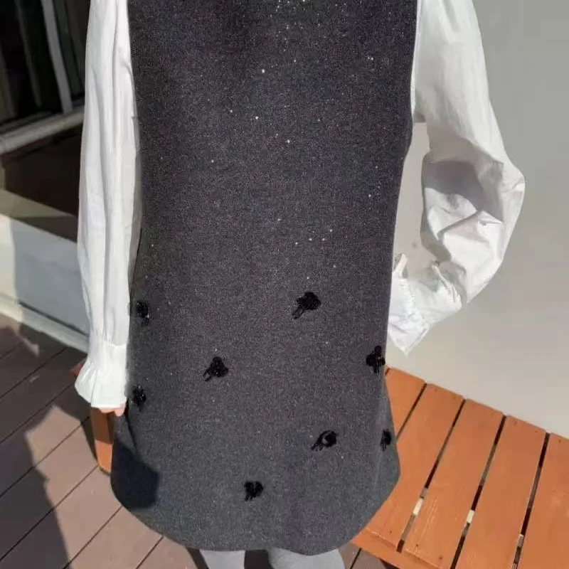 62089新鲜出炉！刚上的新年款花边领衬衣重工花朵背心裙套装