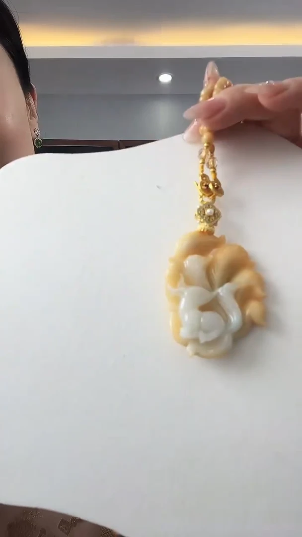 翡翠未镶嵌颈饰九尾狐