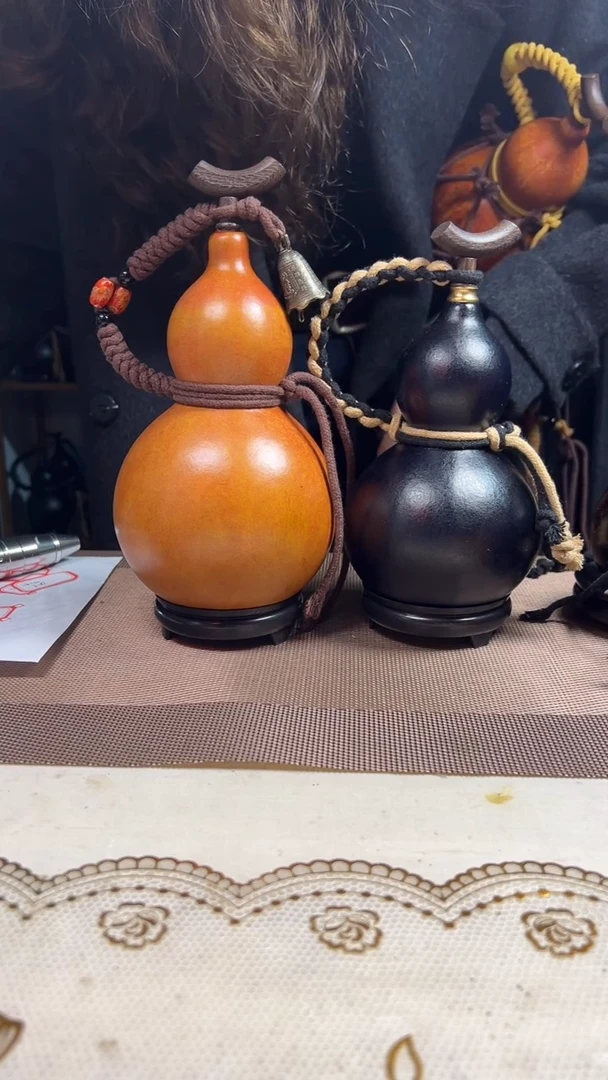 39...2把大漆葫芦....