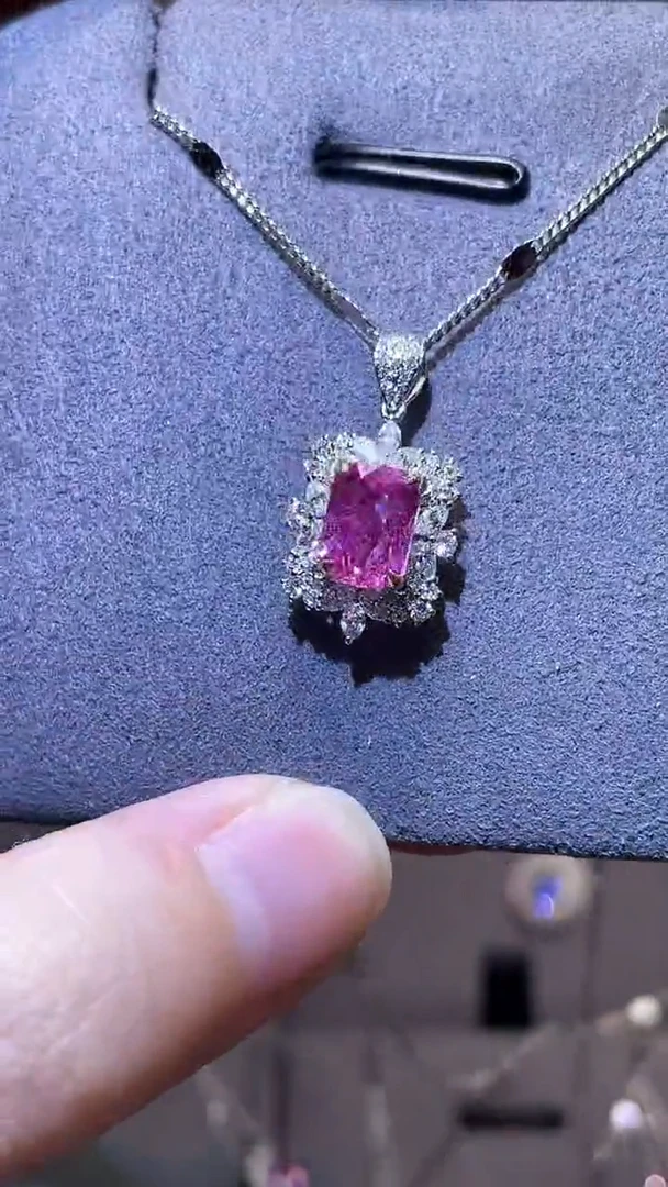 彩色蓝宝石吊坠(不含链)18K金镶嵌无烧粉蓝宝1.55ct