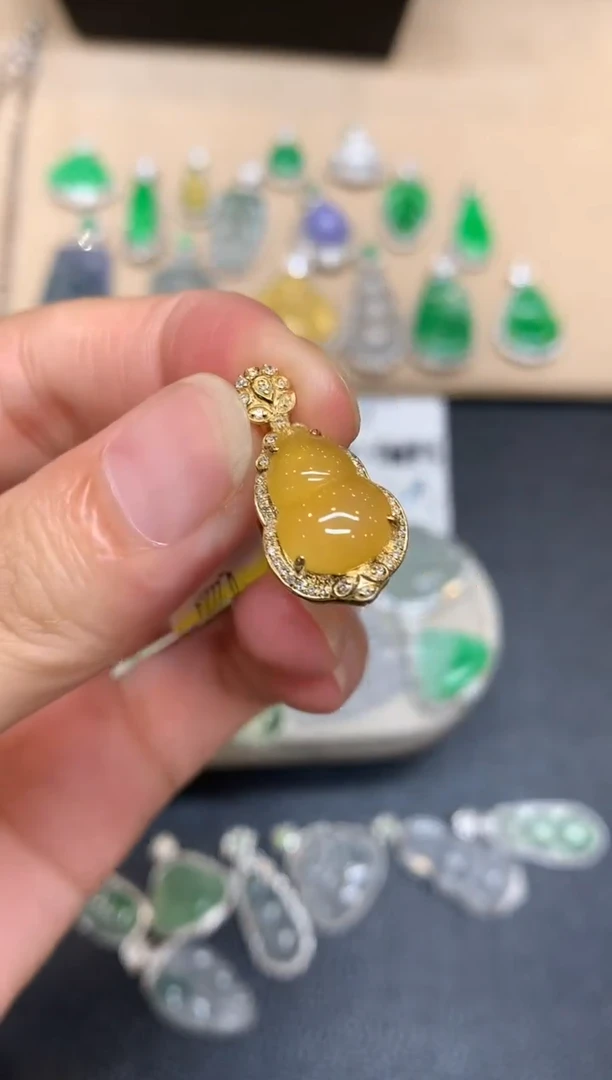 颈饰18K金镶嵌翡翠葫芦【无服务费