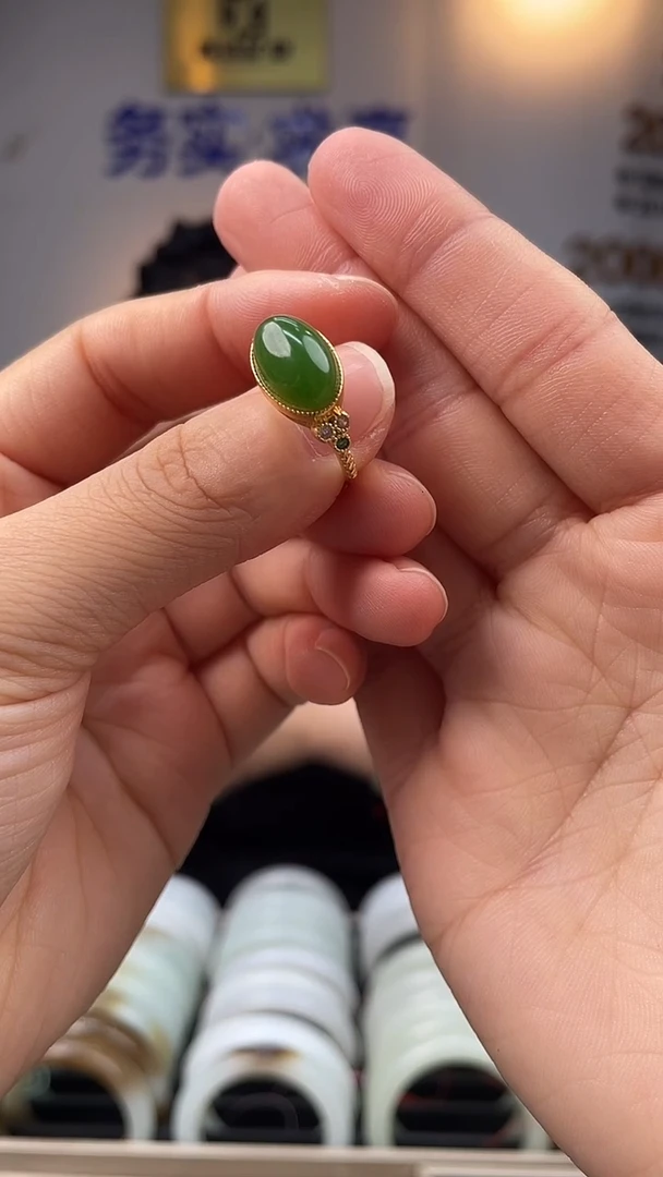 未镶嵌戒指和田玉碧玉蛋面戒指一件