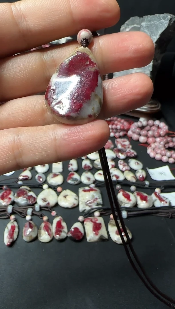 天然辰砂孙*德天然万山原石随形吊坠