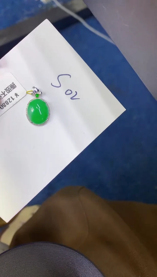 颈饰18K金镶嵌翡翠缅甸天然翡翠A货