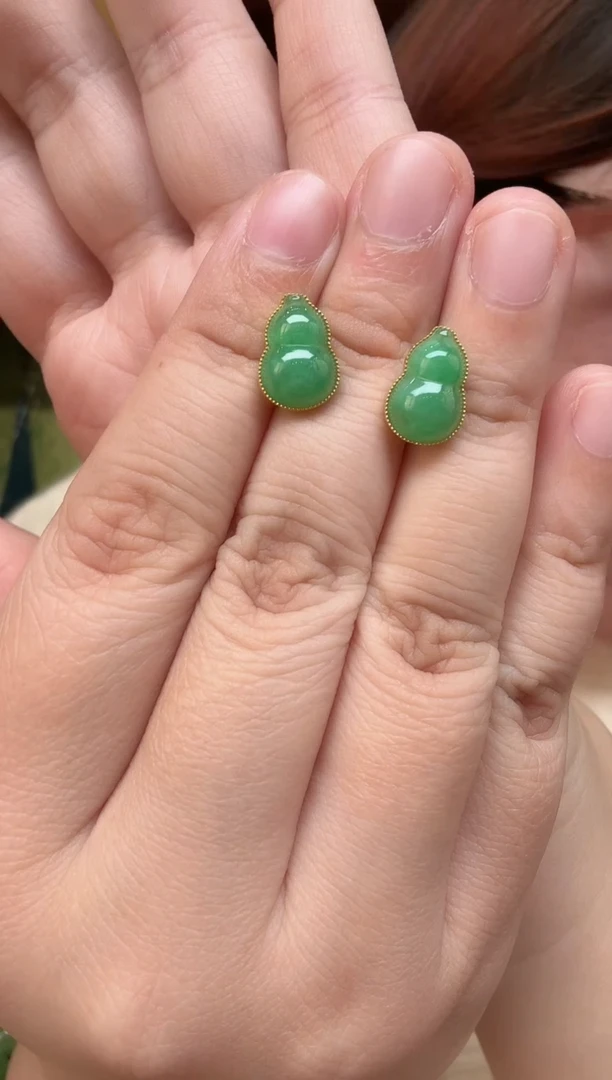 颈饰18K金镶嵌翡翠葫芦