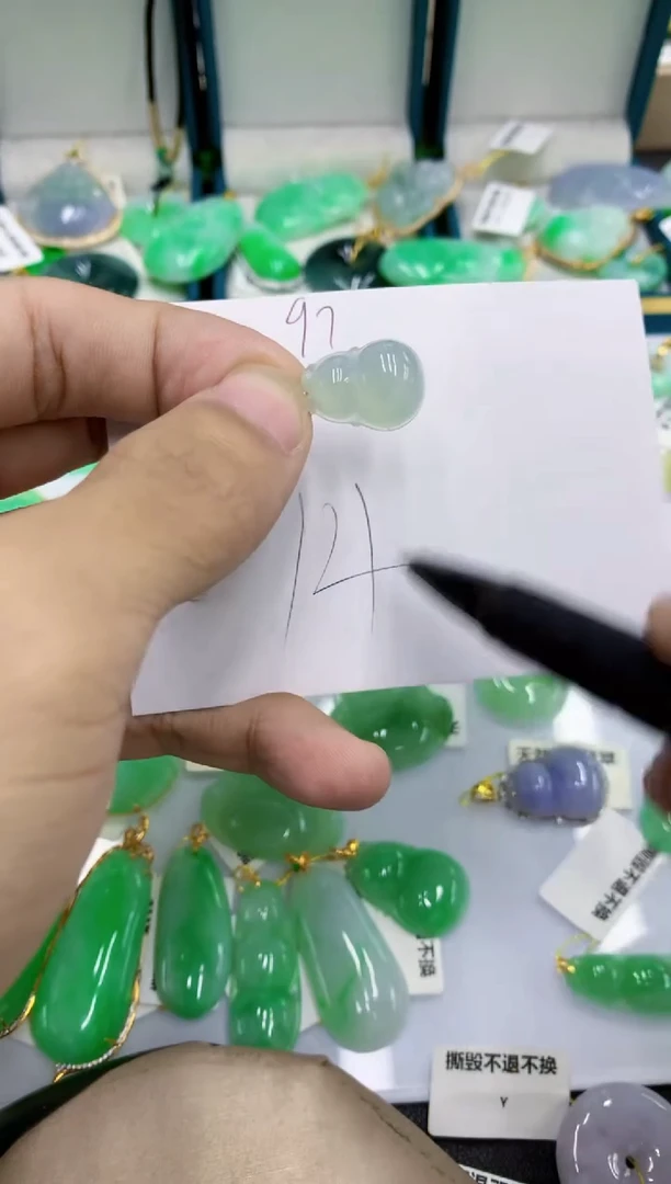 颈饰18K金镶嵌翡翠琴**欢翡翠