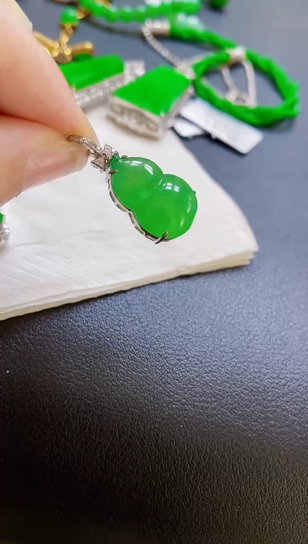颈饰18K金镶嵌翡翠葫芦