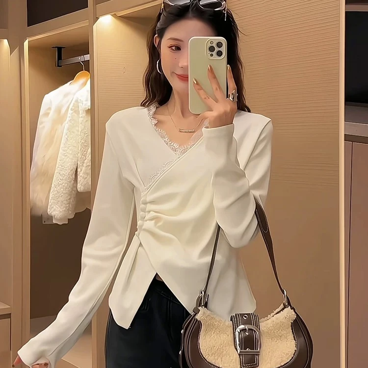 66052 设计感蕾丝拼接针织打底衫收腰开叉上衣女冬新款小衫PD