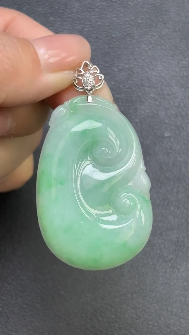 颈饰18K金镶嵌翡翠如意