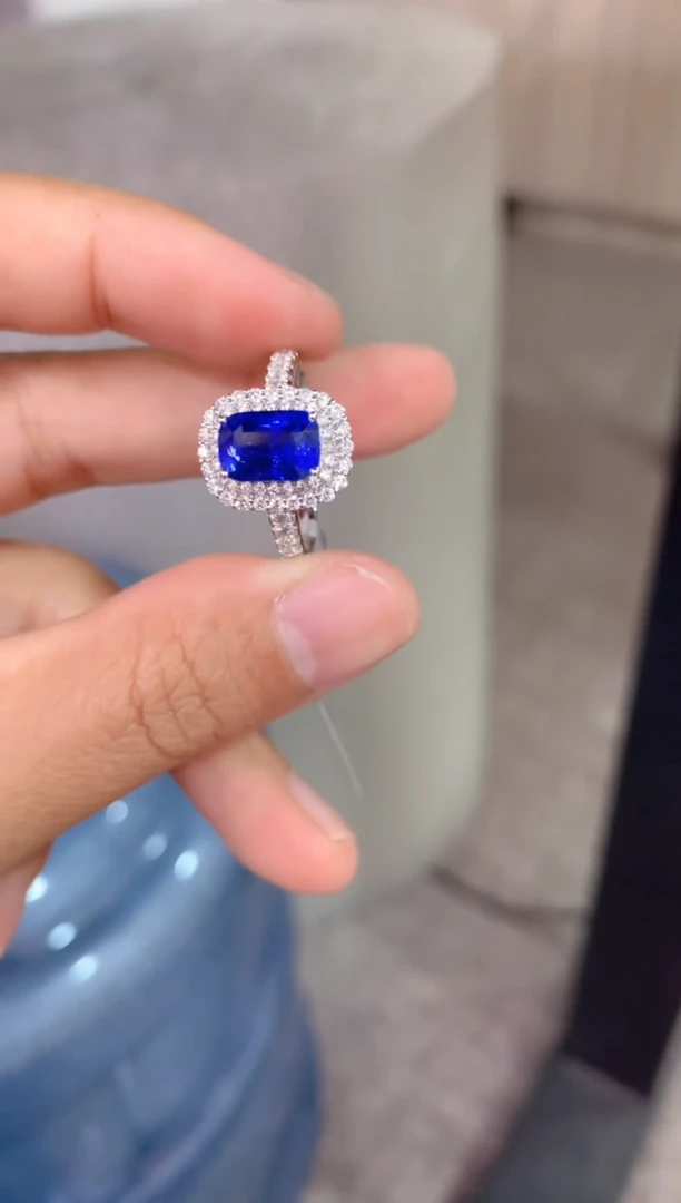 【闪购商品】蓝宝石戒指18K金镶嵌2.2CT