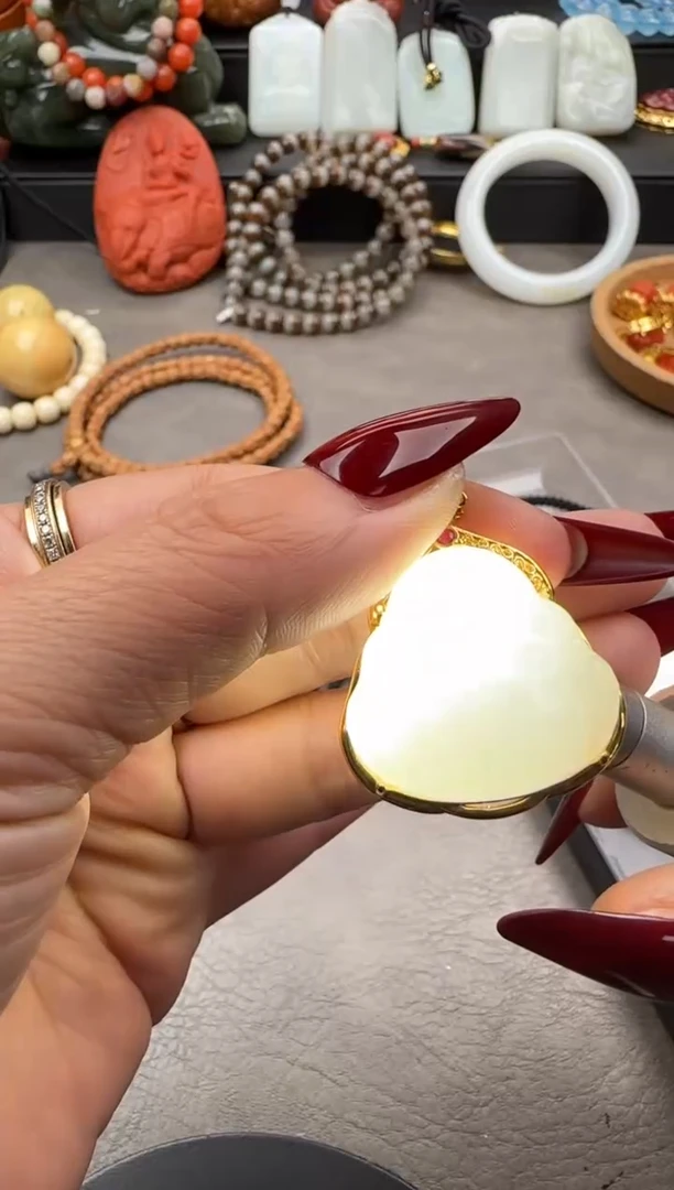 颈饰18K金镶嵌和田玉和田玉