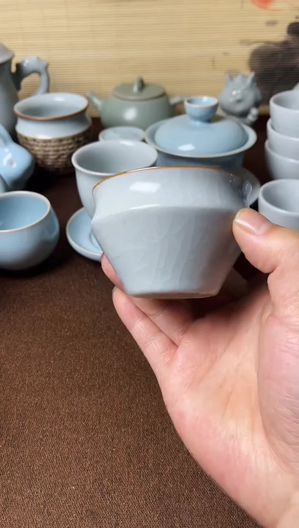 微微瑕云雾月白釉纯手工竖口杯