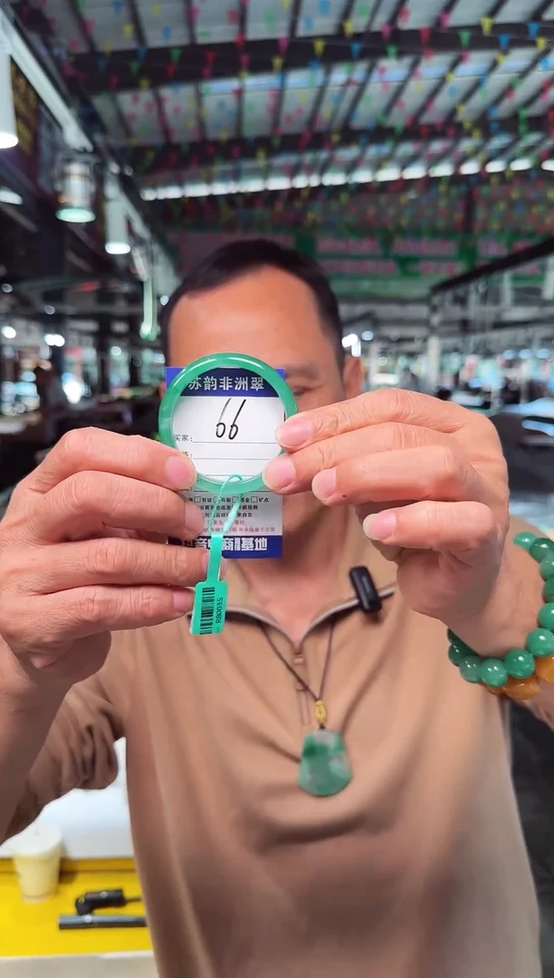 未镶嵌手镯石英质玉（非洲翠）52+