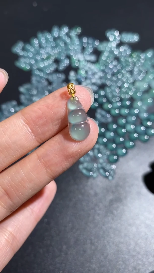 颈饰18K金镶嵌翡翠吊坠