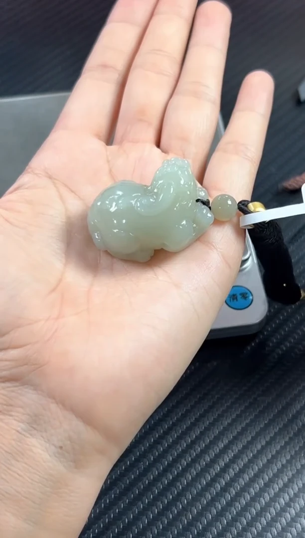 吊坠(赠链)未镶嵌和田玉且末微色差近矿m