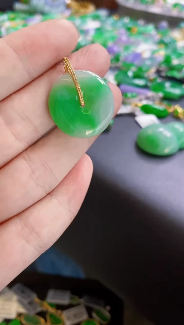 翡翠未镶嵌颈饰扣