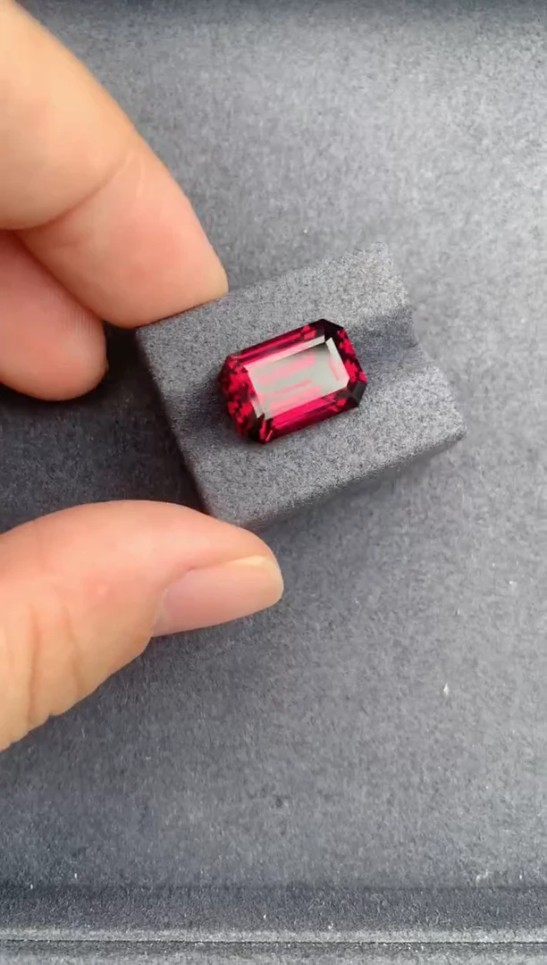 18K金镶嵌裸石石榴石10.3ct 镁铝榴石GA