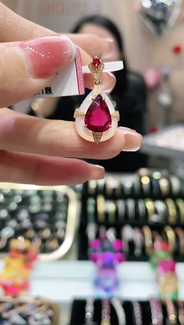 18K金镶嵌天然碧玺吊坠