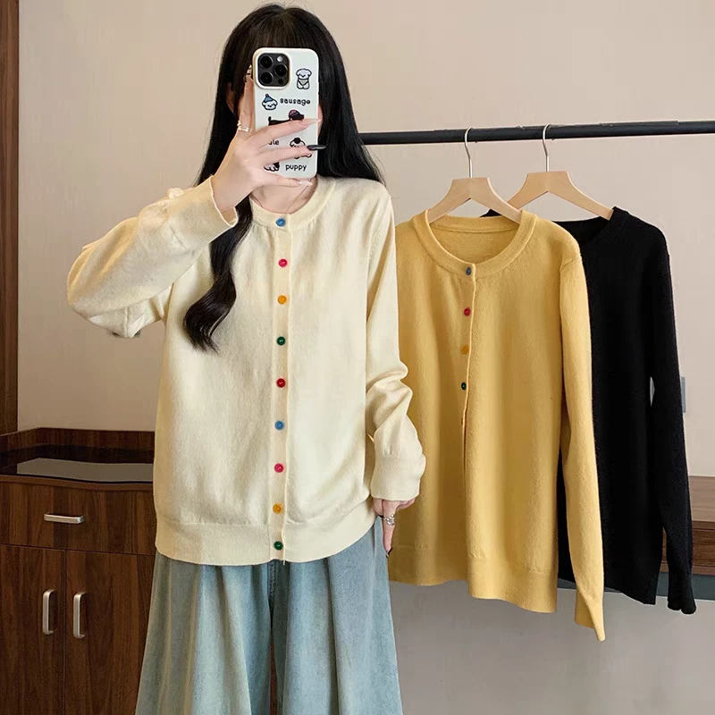 大码胖mm设计感减龄显瘦彩扣圆领针织开衫女春季新款百搭洋气上衣