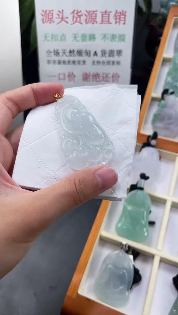 翡翠18K金镶嵌颈饰如意
