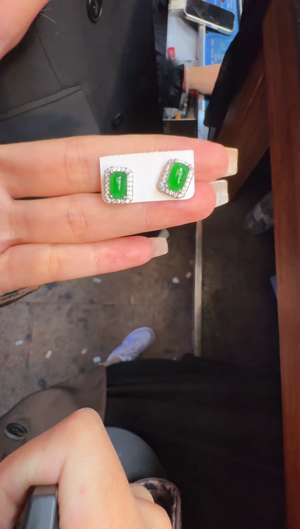 未镶嵌定制翡翠翡翠A货有轻微色差属于正常现象，耳钉多样性发货1