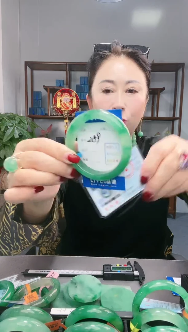 【闪购商品】石英质玉手镯未镶嵌非洲翠