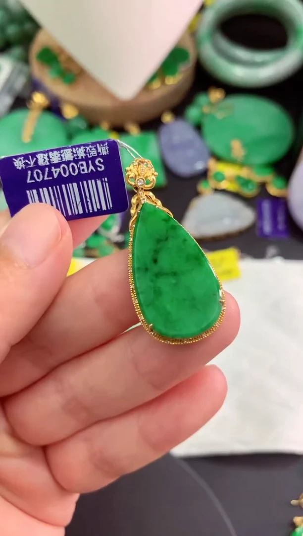 颈饰18K金镶嵌翡翠挂件