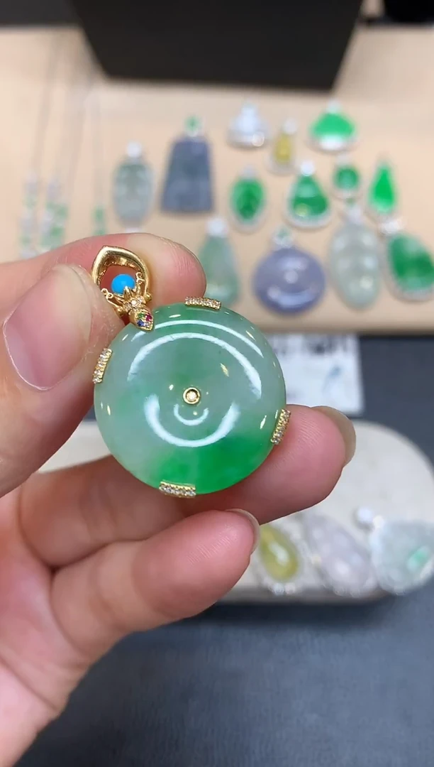 颈饰18K金镶嵌翡翠平安扣【无服务费