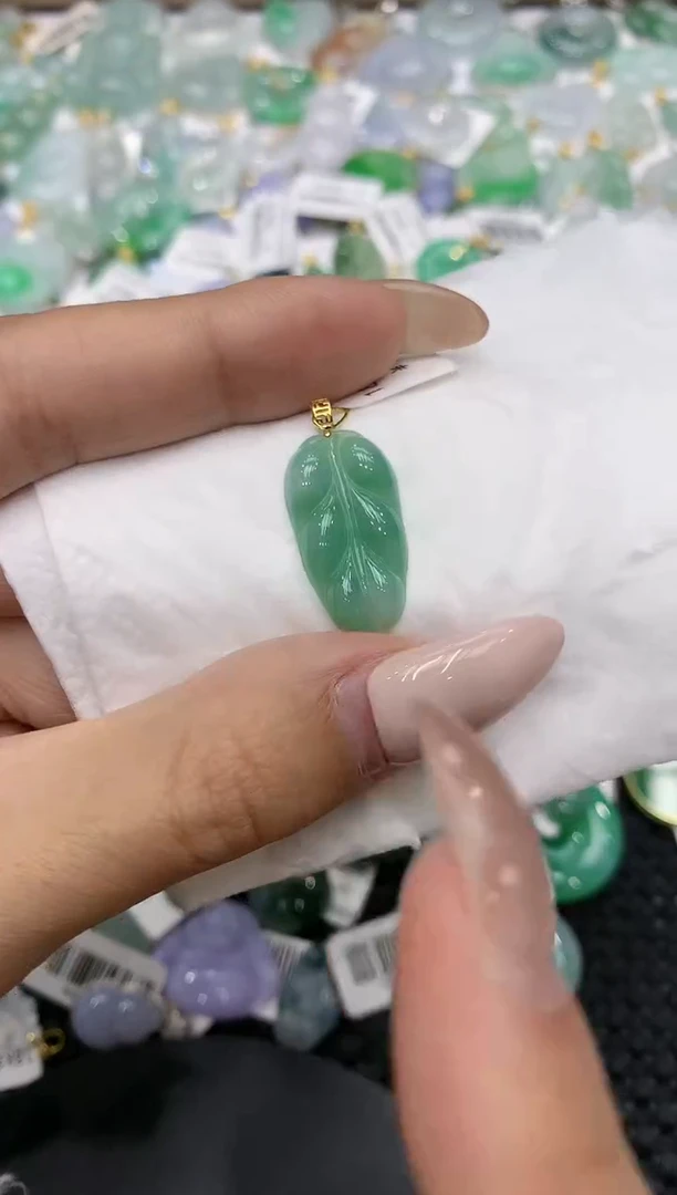 颈饰18K金镶嵌翡翠111111111111