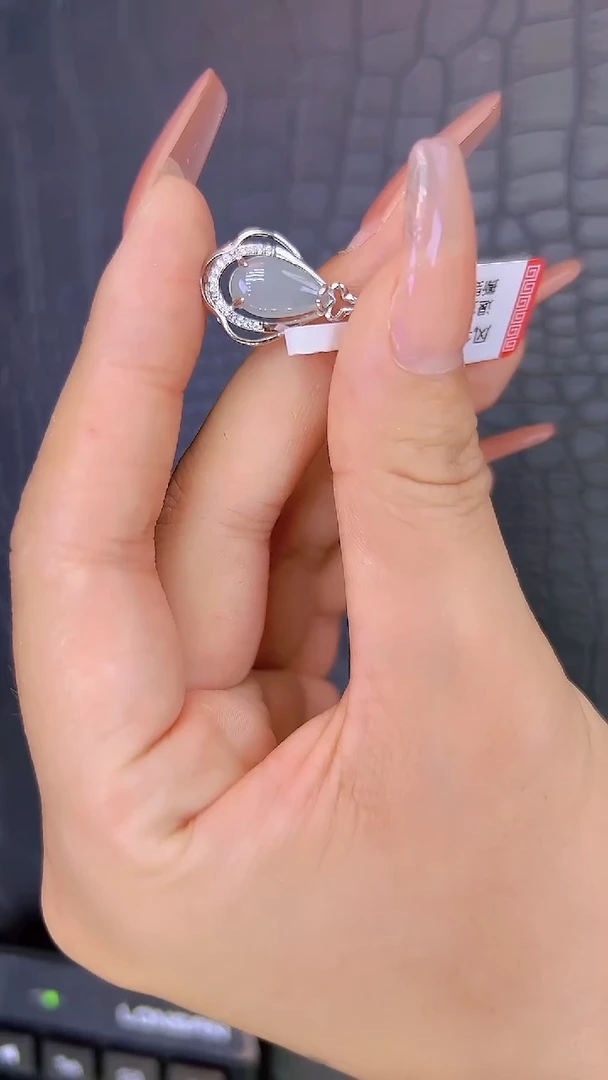 翡翠未镶嵌颈饰翡翠水滴吊坠