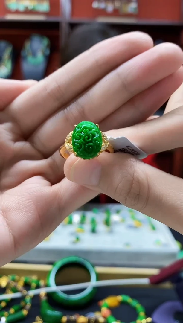 颈饰未镶嵌翡翠戒指