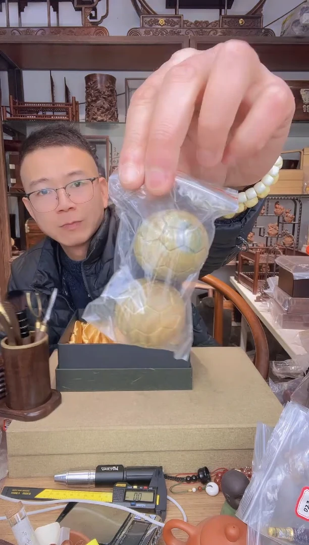 【闪购商品】乌木类书架353 绿檀雕刻足球盘玩件一对
