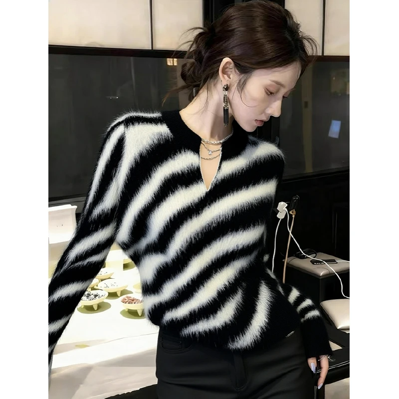 黑白条纹针织衫女2025冬季简单大方高级感慵懒风百搭显瘦套头毛衣