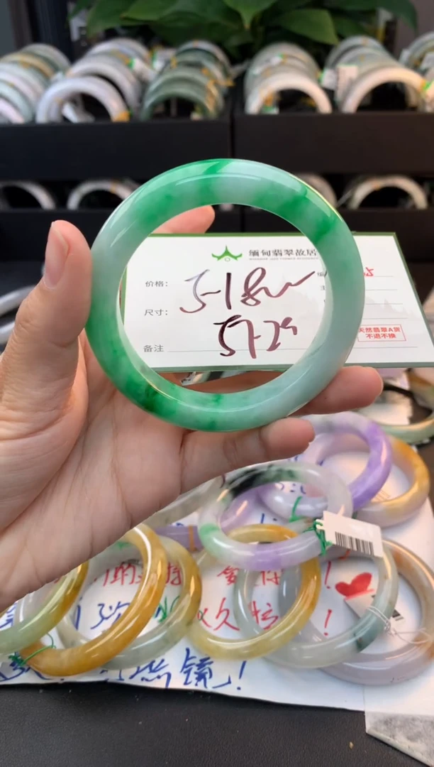 未镶嵌定制翡翠毛货需精细抛光+多人