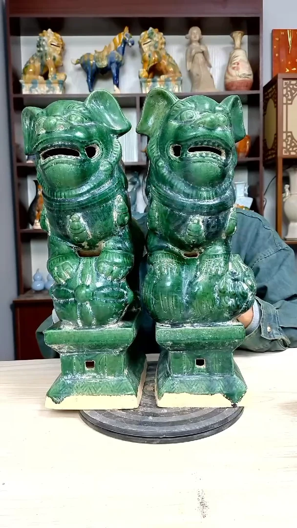 经典一对狮子精美复古风格瓷器
