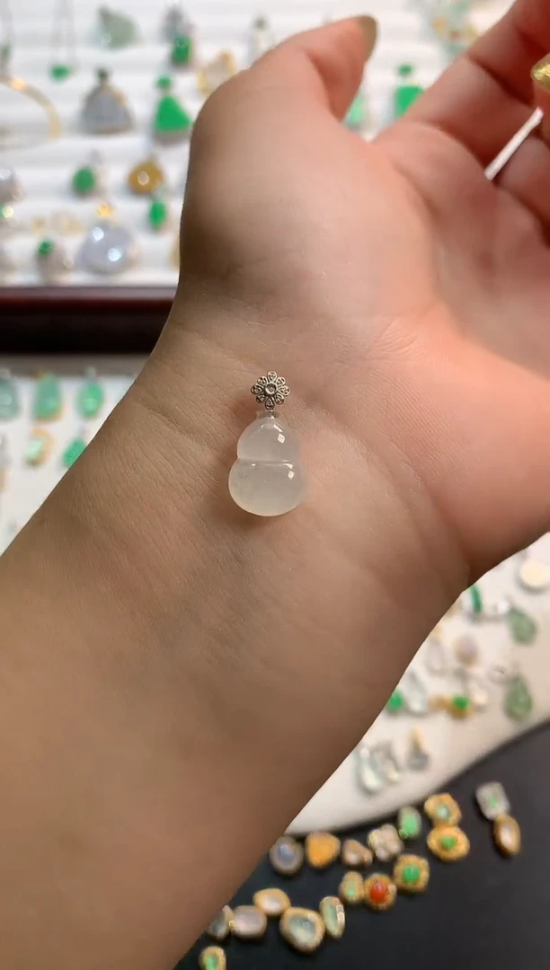 翡翠未镶嵌颈饰葫芦