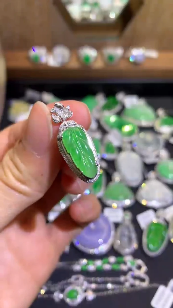 【闪购商品】翡翠吊坠(不含链)18K金镶嵌吊坠