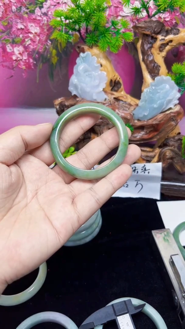 未镶嵌手镯翡翠于*多天然缅甸翡翠手镯