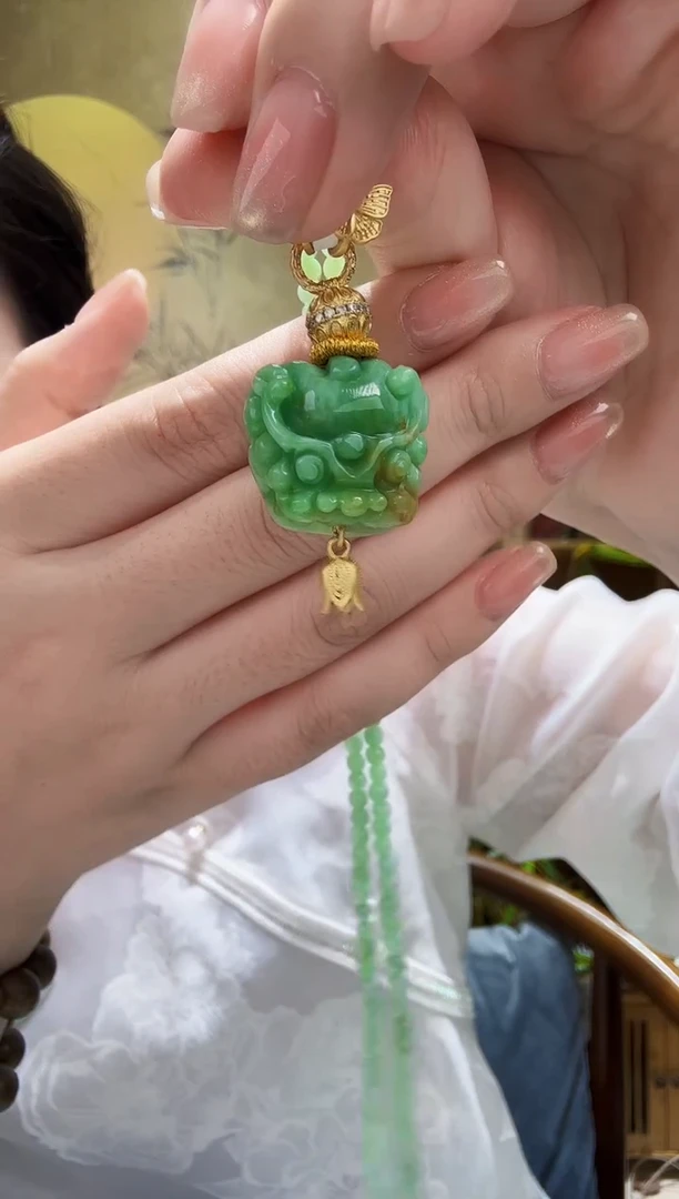 颈饰未镶嵌翡翠吊坠