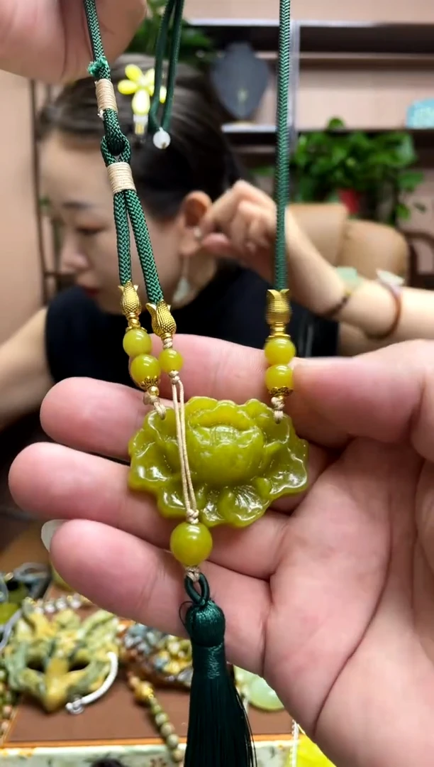 未镶嵌岫玉颈饰多样性发货发其中之一