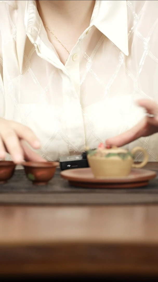紫砂茶叶罐d**i莲蓬钮扣金玉满堂壶+一个壶承+两只杯子